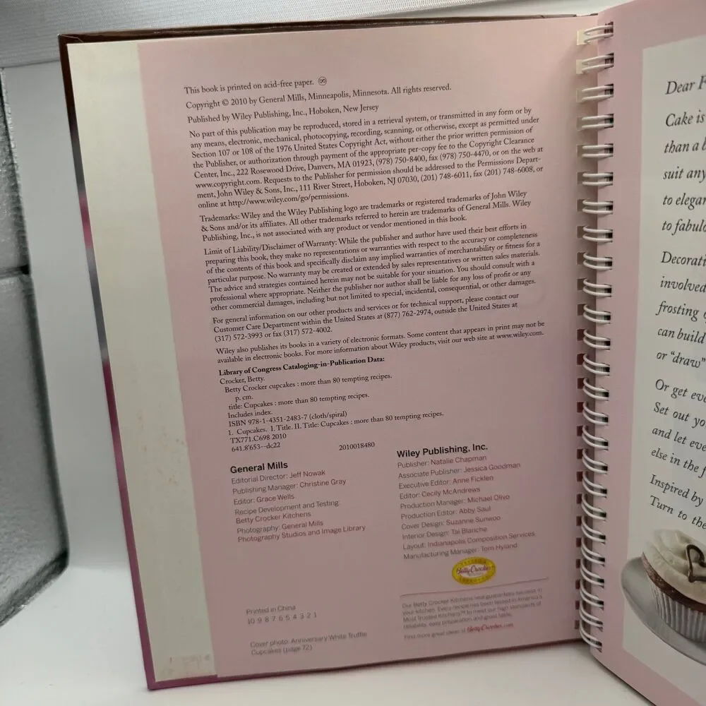 Betty Crocker Cupcakes 2010 Cookbook Spiral Bound 80+ Recipes